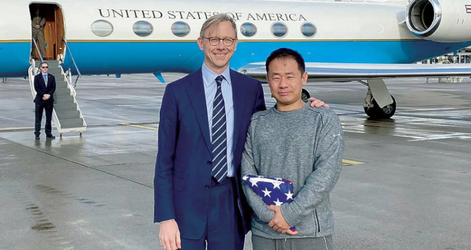 براين هوك يرحب بالمواطن الاميركي كسيو وانغ بعد الافراج عنه الاسبوع الماضي (أ.ف.ب)