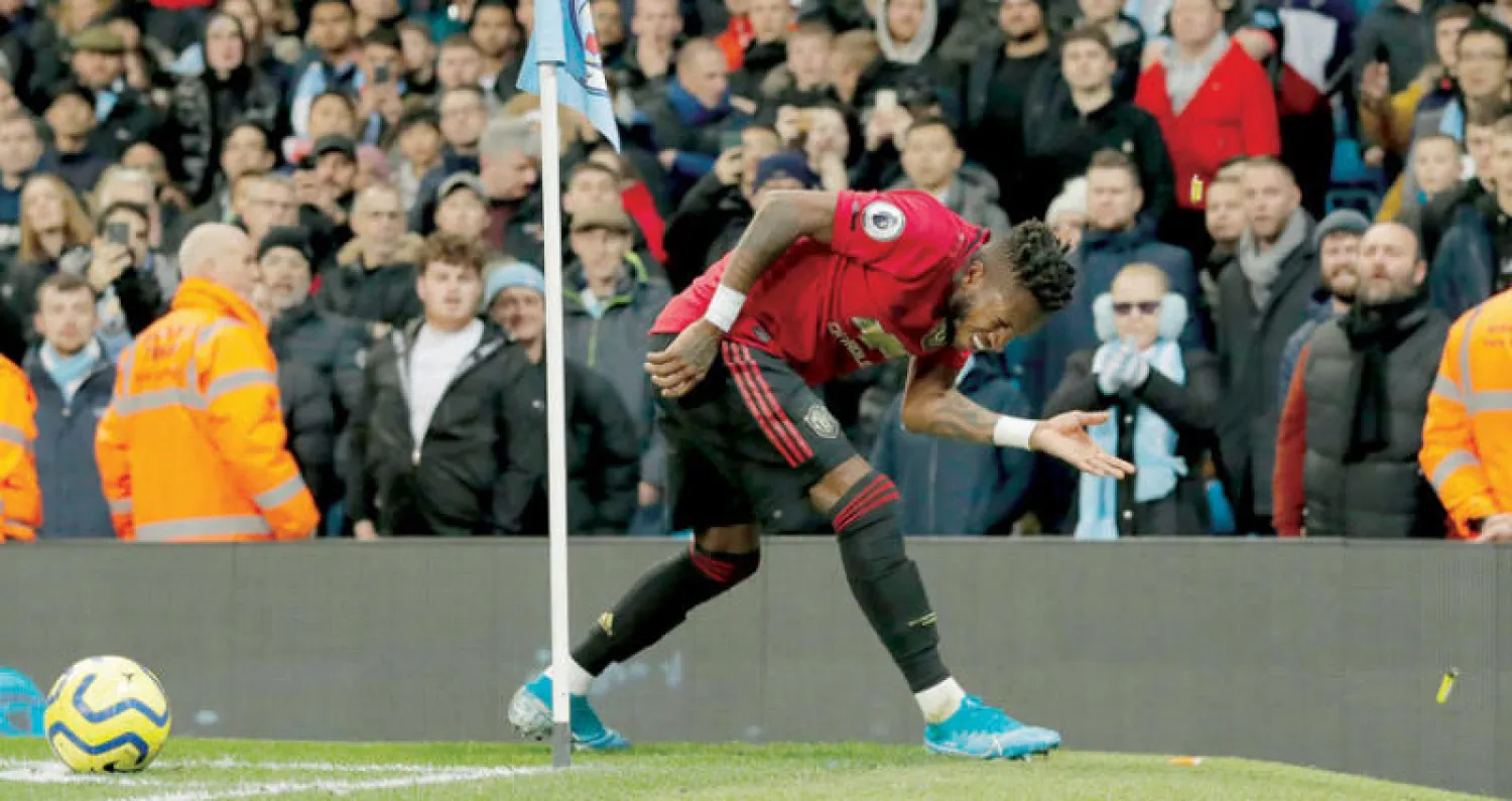 فريد لاعب يونايتد يتعرض للضرب بقوارير المياه وهتافات عنصرية من بعض جماهير مانشستر سيتي