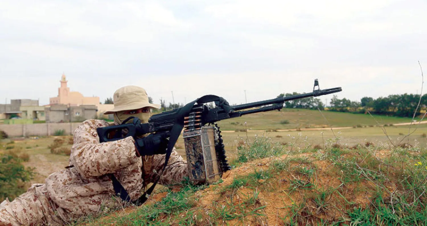 جانب من القتال الدائر جنوب العاصمة طرابلس (أ.ف.ب)