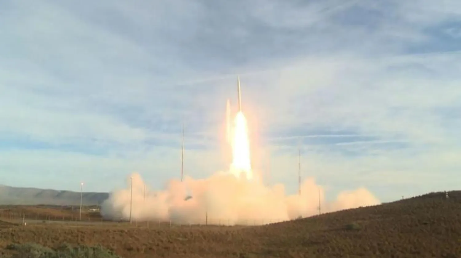 Balistik füzenin California’daki Vandenderg Hava Kuvvetleri üssünde test edilme anı (AFP)