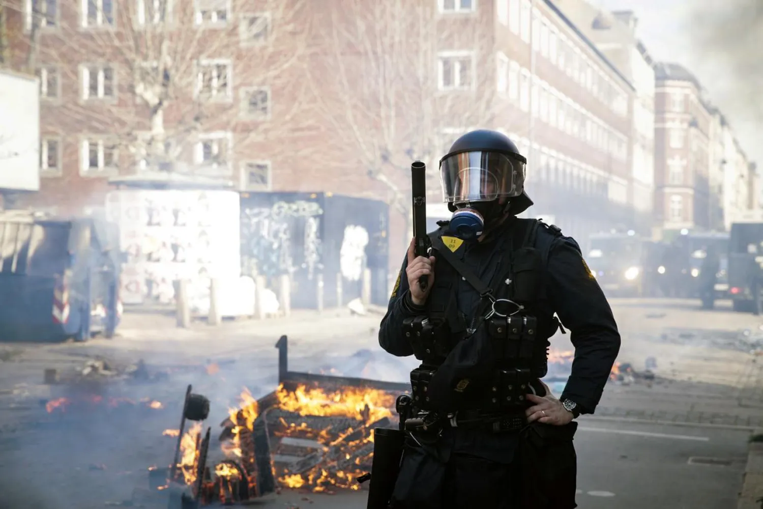 Danish police officer stands guard during an unrest following a demonstration in Norrebro district in Copenhagen, Denmark, April 14, 2019. Ritzau Scanpix/Mathias Oegendal via REUTERS