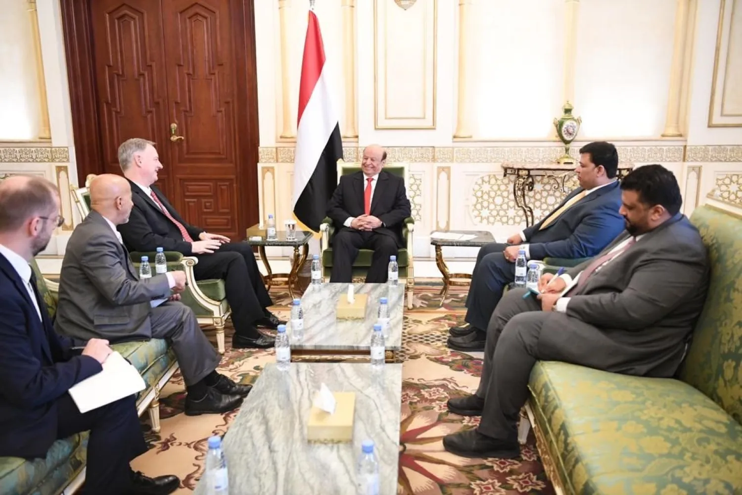 Yemeni President Hadi met on Thursday with US Ambassador to Yemen Christopher Henzel (Saba news agency)