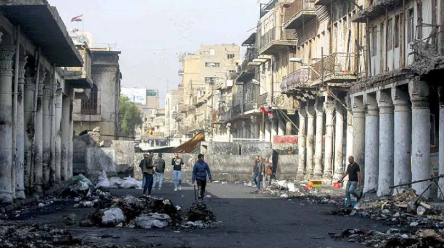 Iraklı göstericiler Bağdat’taki Reşid Caddesi’nde çöp topluyor (AFP)