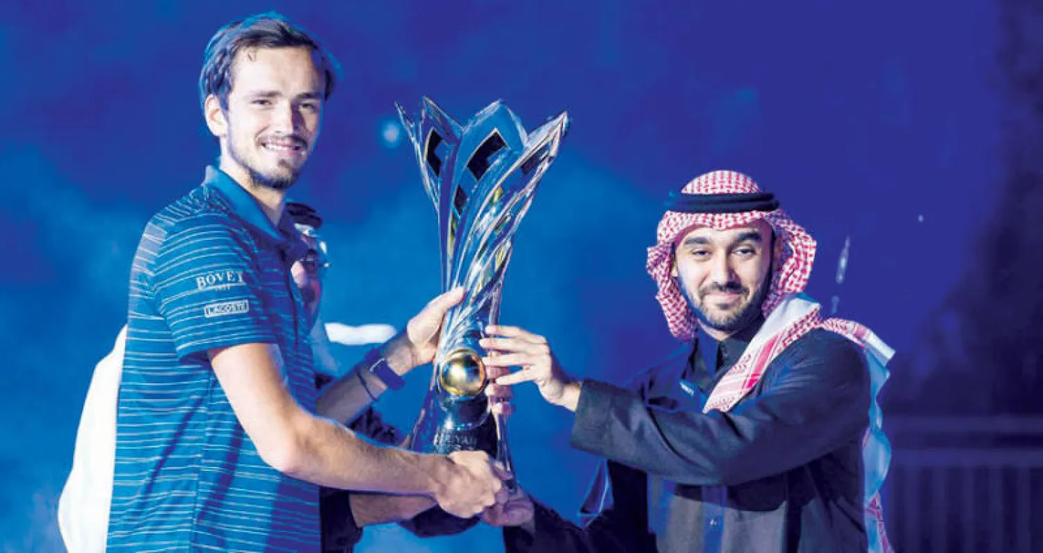 الأمير عبد العزيز الفيصل يتوج الروسي دانيال ميدفيديف بطلاً لكأس الدرعية للتنس أمس (الشرق الأوسط)