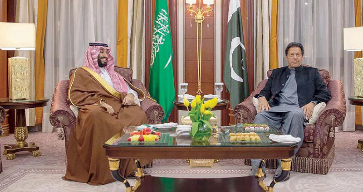 ولي العهد السعودي خلال اجتماعه مع رئيس الوزراء الباكستاني في الرياض أمس (واس)