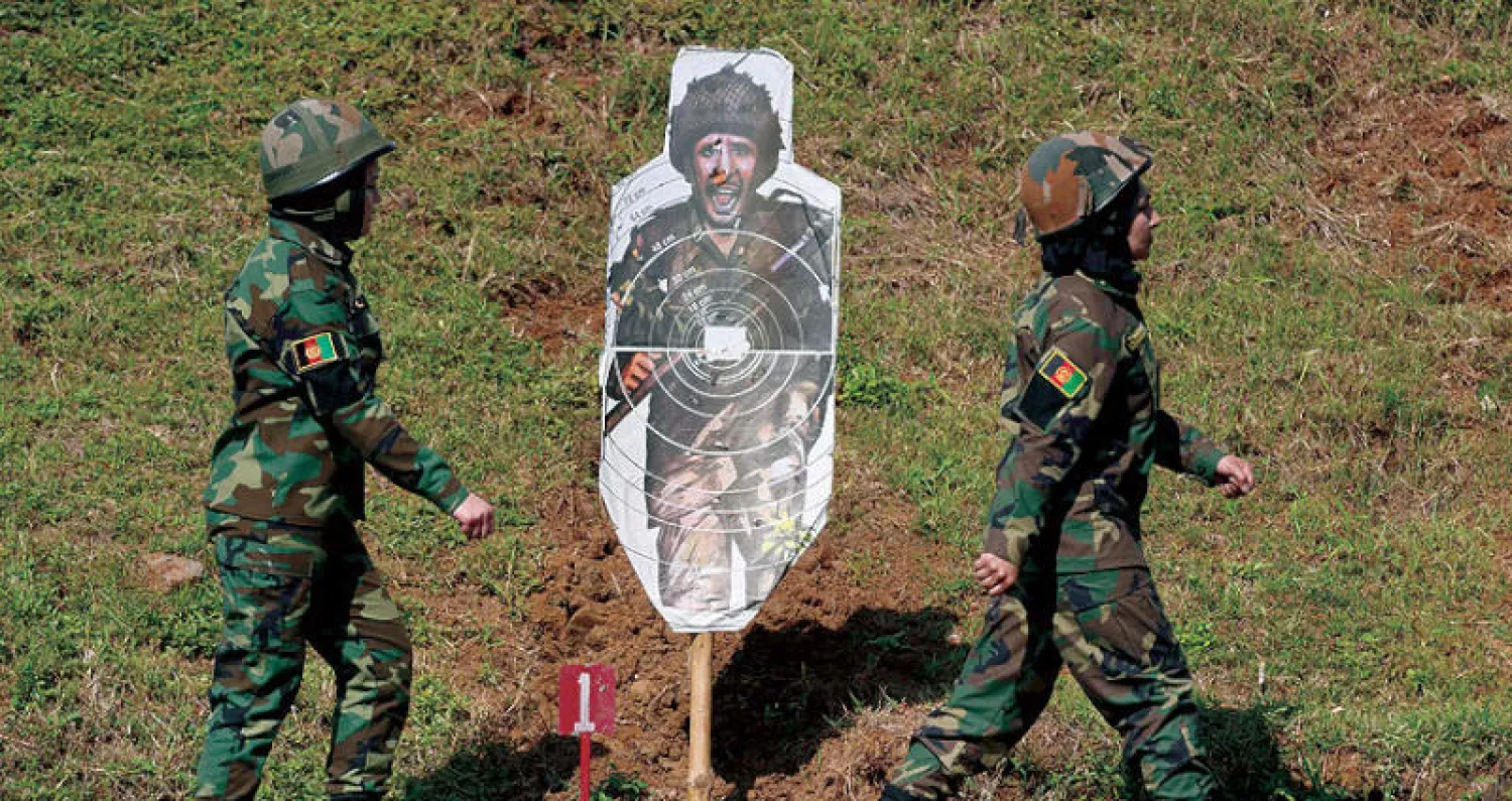 جنديتان من الجيش الأفغاني خلال مشاركتهما في تدريب عسكري بأكاديمية تدريب الضباط  في تشيناي جنوب الهند أول من أمس (أ.ف.ب)