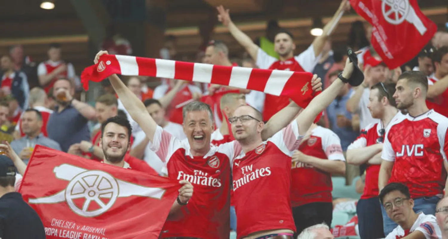 بريندل (في الوسط) يشارك جماهير آرسنال احتفالاتهم وينقل مقترحاتهم وشكواهم للإدارة