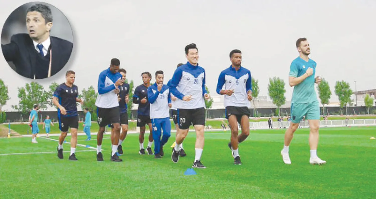 جانب من تدريبات الهلال أمس (المركز الإعلامي بالنادي) - (في الإطار) رازفان يبحث عن الخطة المناسبة لكبح جماح الفريق البرازيلي (أ.ب)