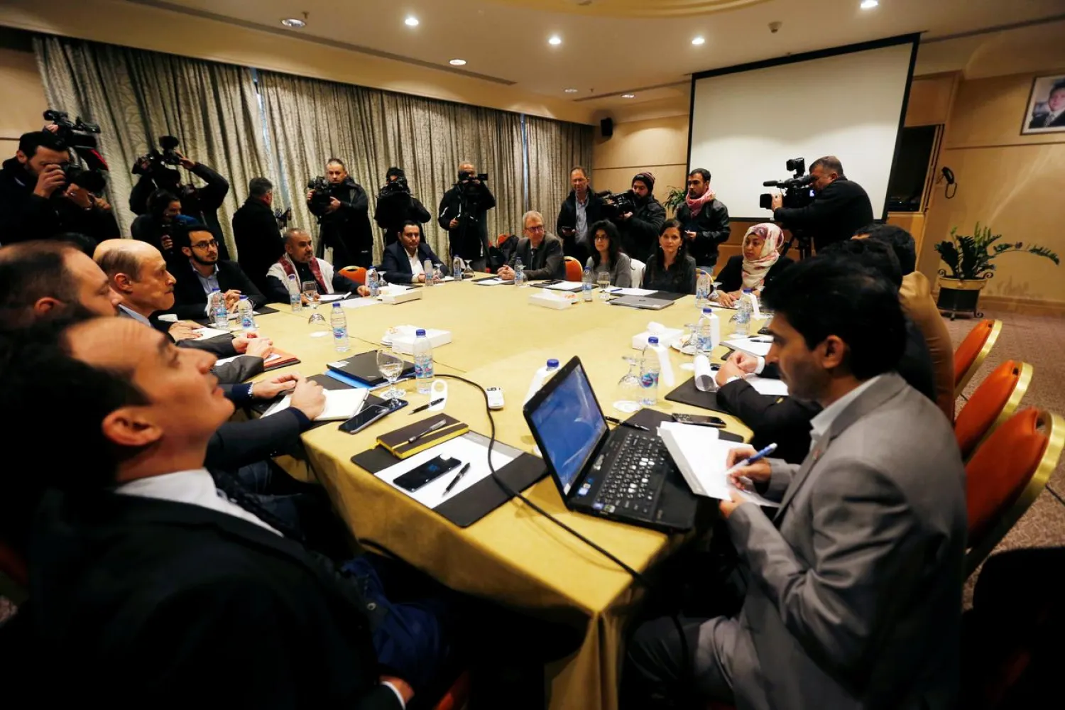 Delegates from the Yemen government and Houthi militias meet to discuss a prisoner swap deal in Amman, Jordan January 17, 2019. (Reuters)