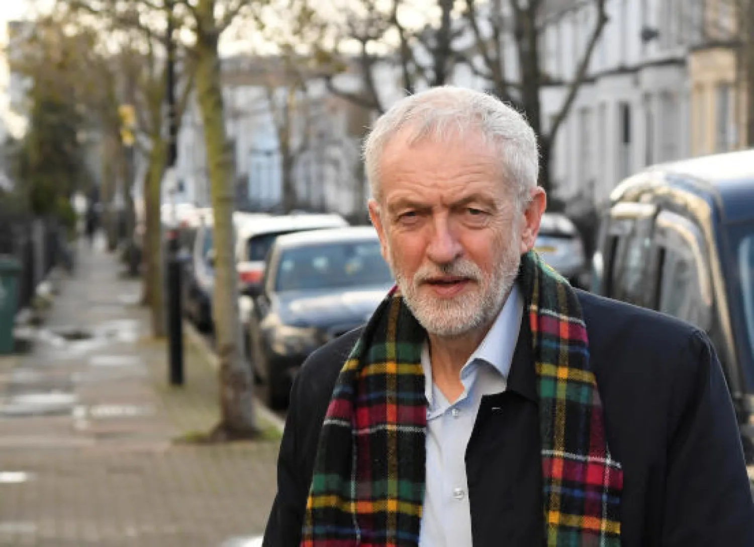 كوربن قرب بيته في لندن أمس (رويترز)