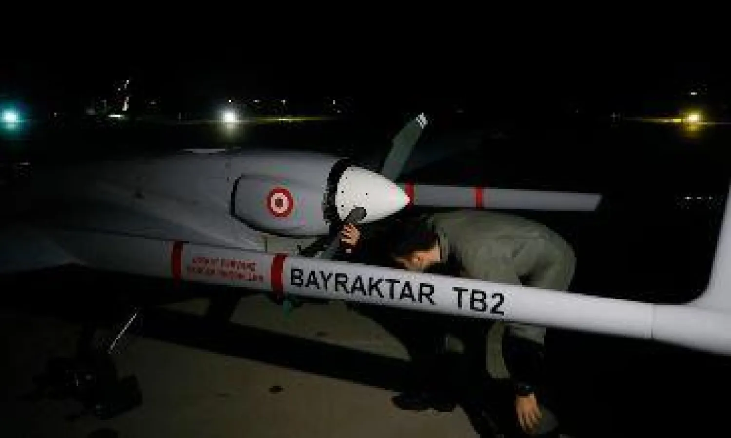 الطائرة المسيرة التركية لدى إقلاعها إلى شمال قبرص (الأناضول)