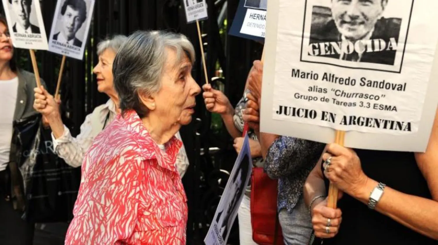 Hernan Abriata’nın annesi Buenos Aires’teki Fransa Büyükelçiliğinde gösteri yaparken ( AFP)
