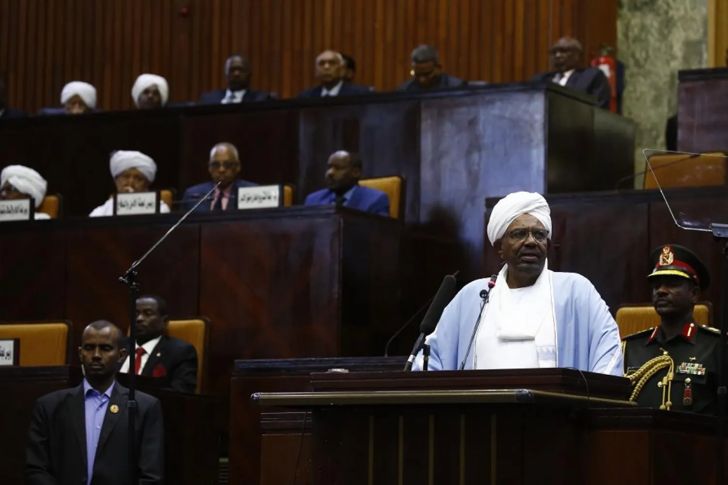 Ömer el-Beşir, 1 Nisan 2019’da parlamentoda konuşma yaparken (AFP)