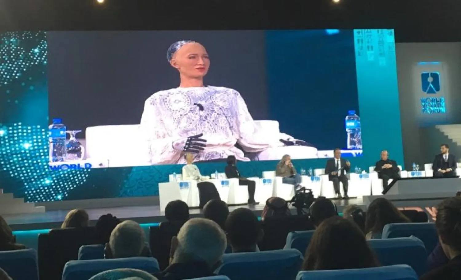 الروبوت صوفيا خلال مؤتمر صحافي أثناء مشاركتها في منتدى شباب العالم بمصر (الشرق الأوسط)