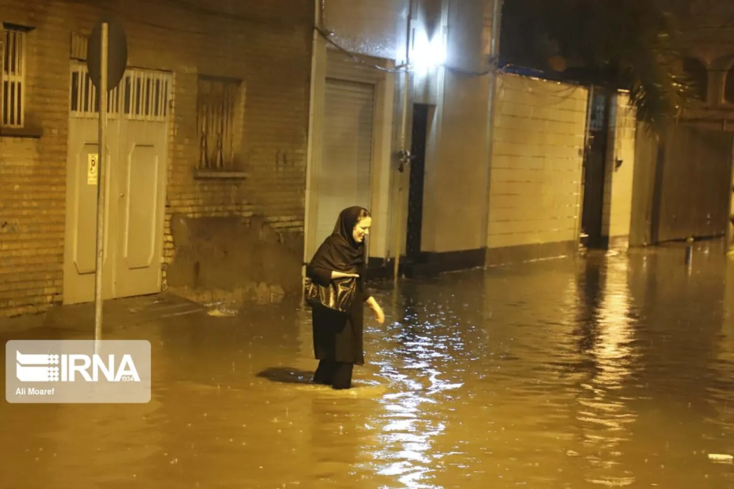 آبگرفتگی معابر پس از هر باران یکی از مهمترین مشکلات شهر نفت خیز اهواز است / عکس: ایرنا