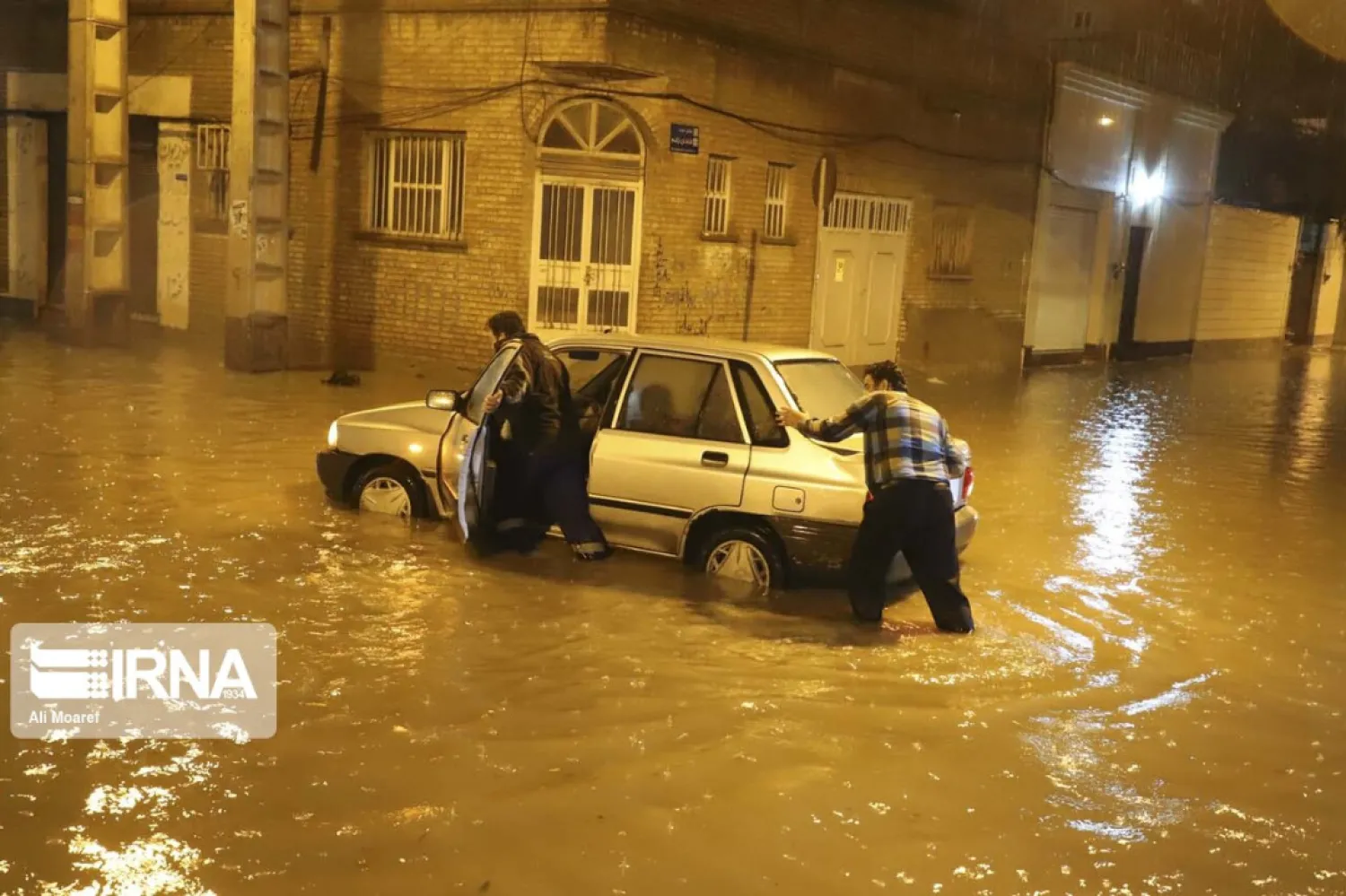 این آبگرفتگی در اهواز، شکل سیل به خود گرفت و منجر به گرفتاری و غرق شدن چندین خودرو شد / عکس: ایرنا