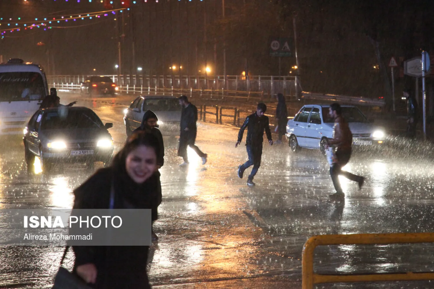 شرکت آبفا و شهرداری اهواز با انداختن توپ در زمین یکدیگر از زیر بار مسئولیت دفع آبهای سطحی شانه خالی میکنند / عکس: ایسنا