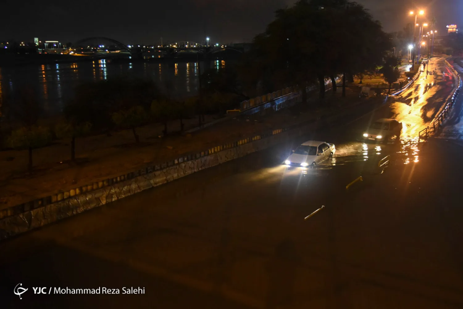 آبگرفتگی موجب مسدودشدن جاده ساحلی اهواز شد / عکس: باشگاه خبرنگاران جوان