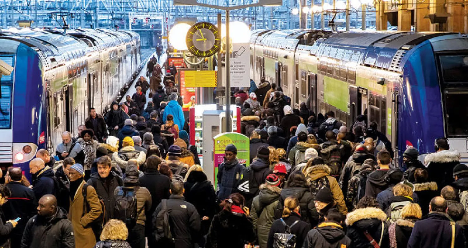 ازدحام بسبب الإضرابات في محطة «الشمال» بباريس أمس (إ.ب.أ)