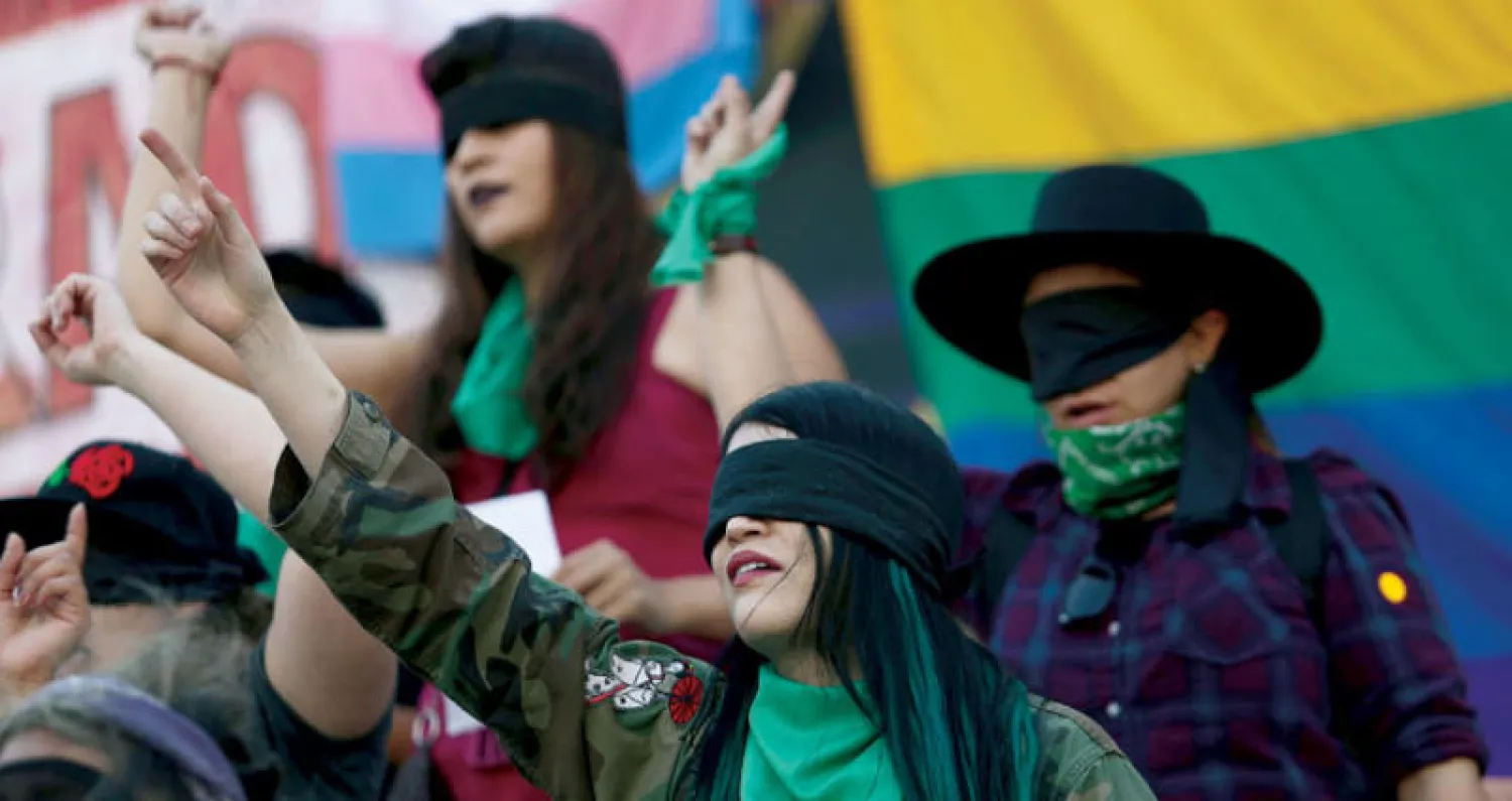 أوضح تقرير المنتدى الاقتصادي العالمي السنوي أن معدل أجور النساء العاملات أقل 40 % عن نظرائهن من الرجال (رويترز)