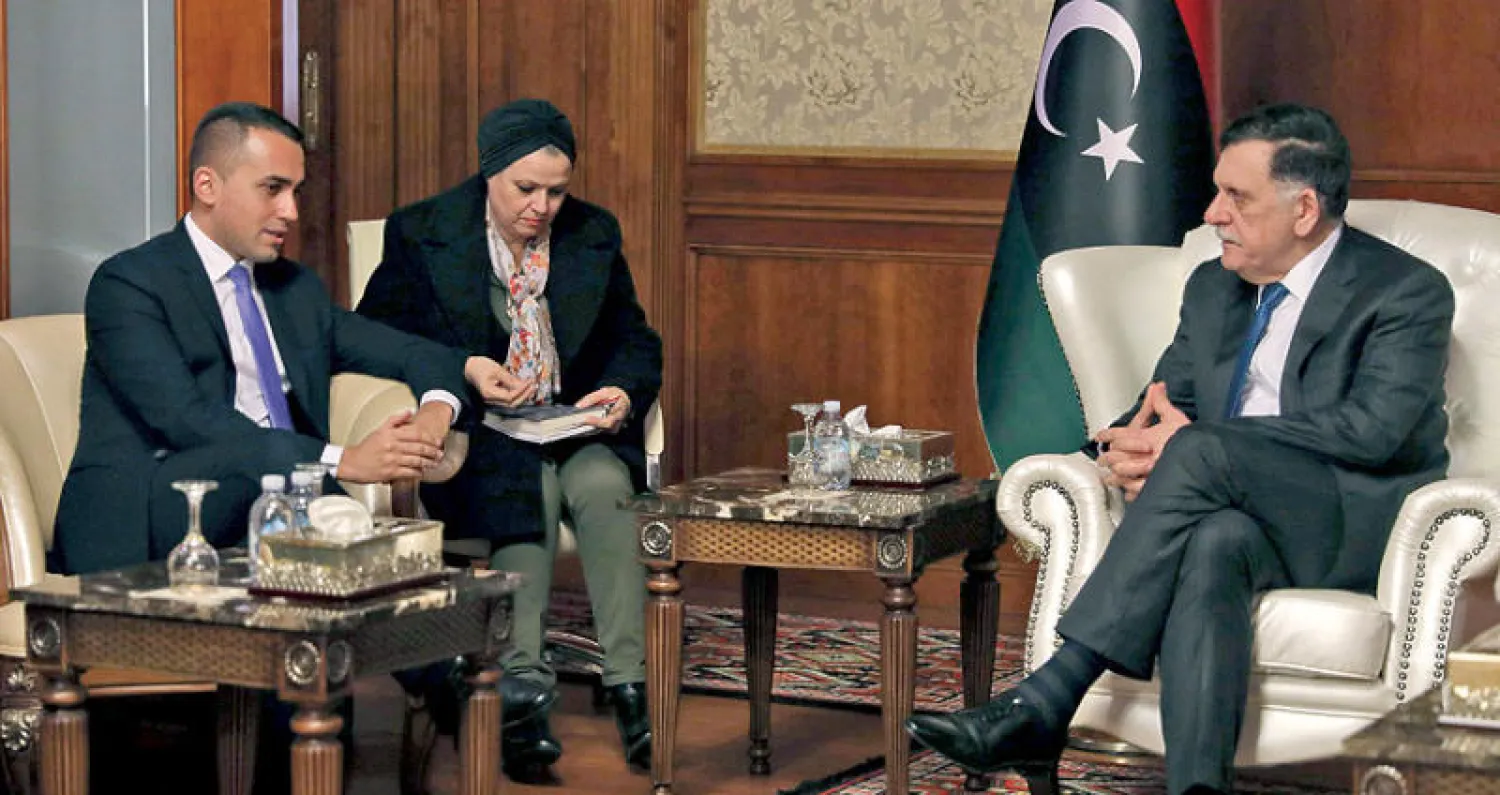 السراج مستقبلاً وزير خارجية إيطاليا في طرابلس أمس (أ.ف.ب)