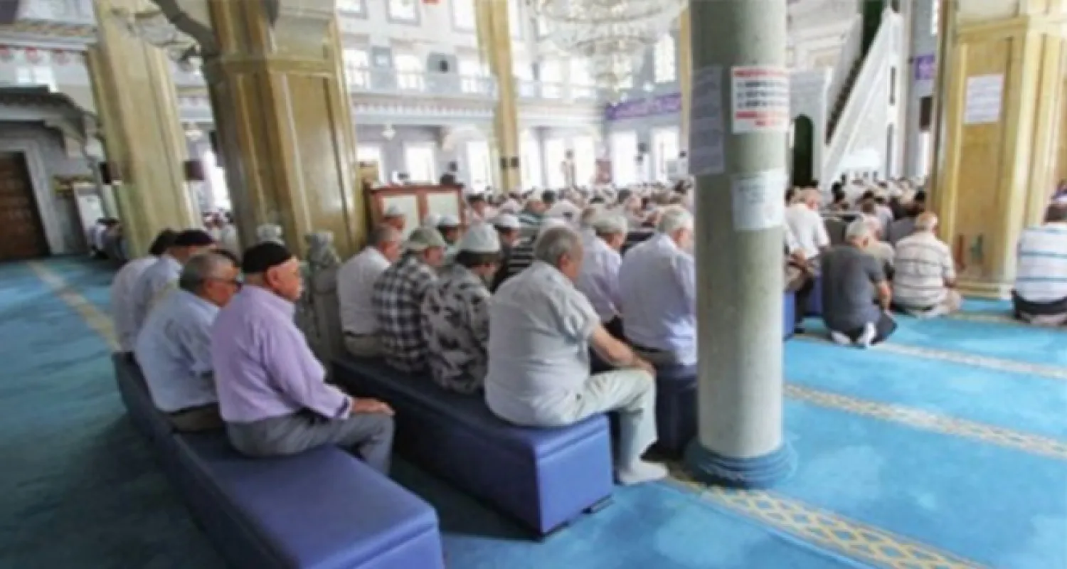 Camilerde tabure ve sandalye üzerinde namaz kılma devri sona erdi