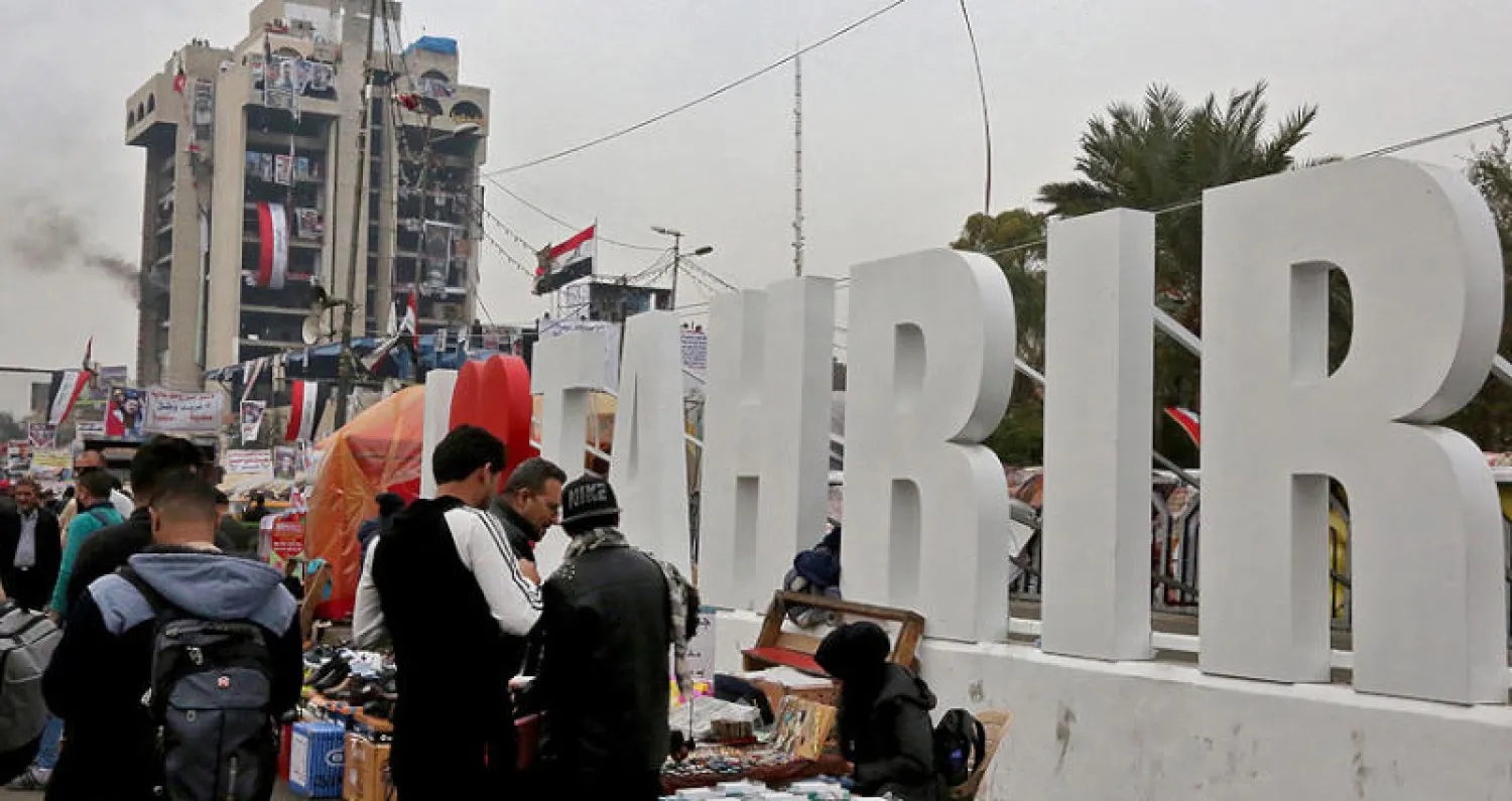 محتجون في ساحة التحرير ببغداد أمس (أ.ف.ب)