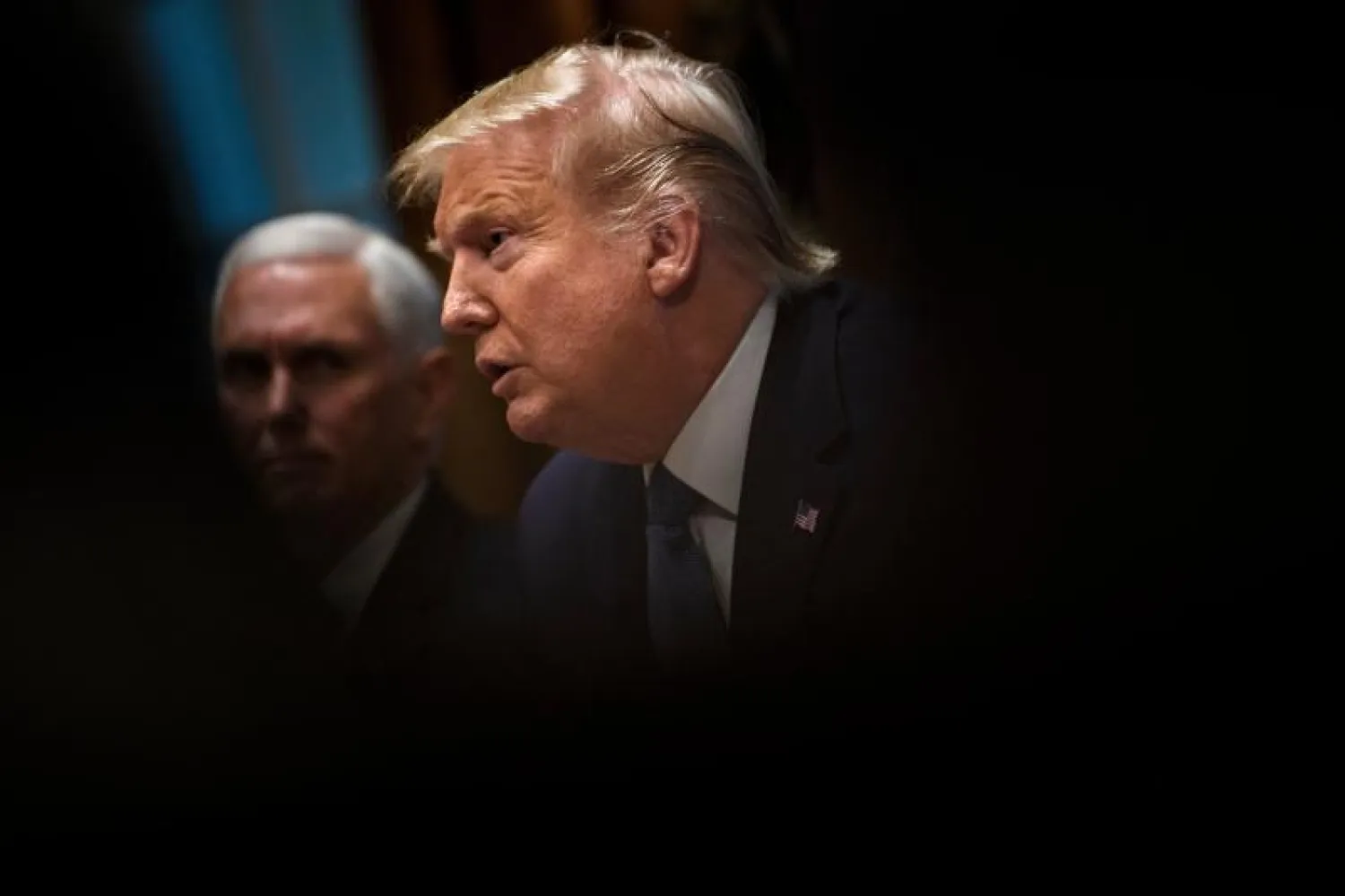 الرئيس الأميركي دونالد ترمب ونائبه مايك بنس خلال جلسة للحكومة في البيت الأبيض (أ.ف.ب)