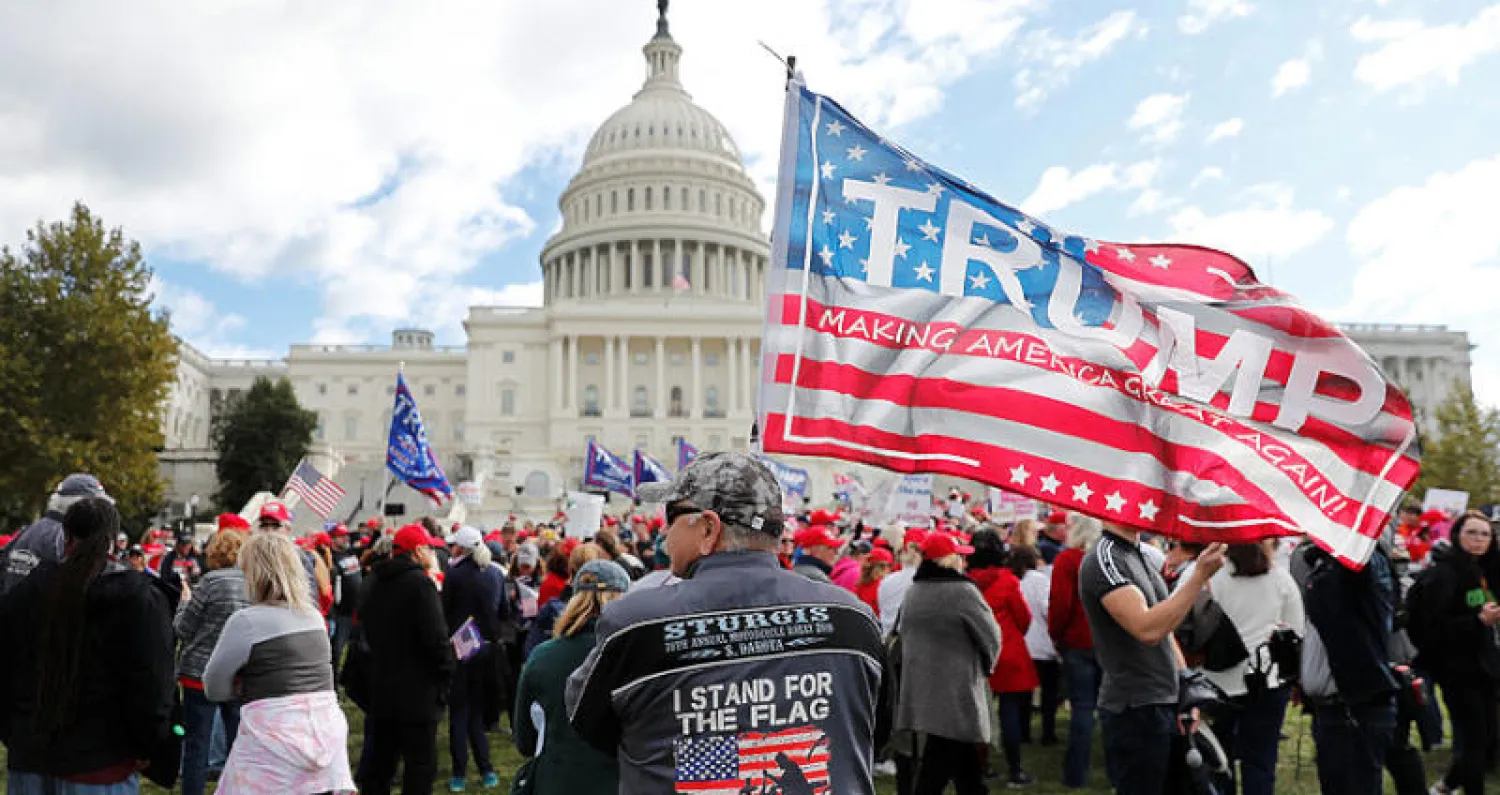 أنصار الرئيس ترمب يحتجون ضد إجراءات العزل خارج مبنى الكونغرس في 17 أكتوبر الماضي (رويترز)