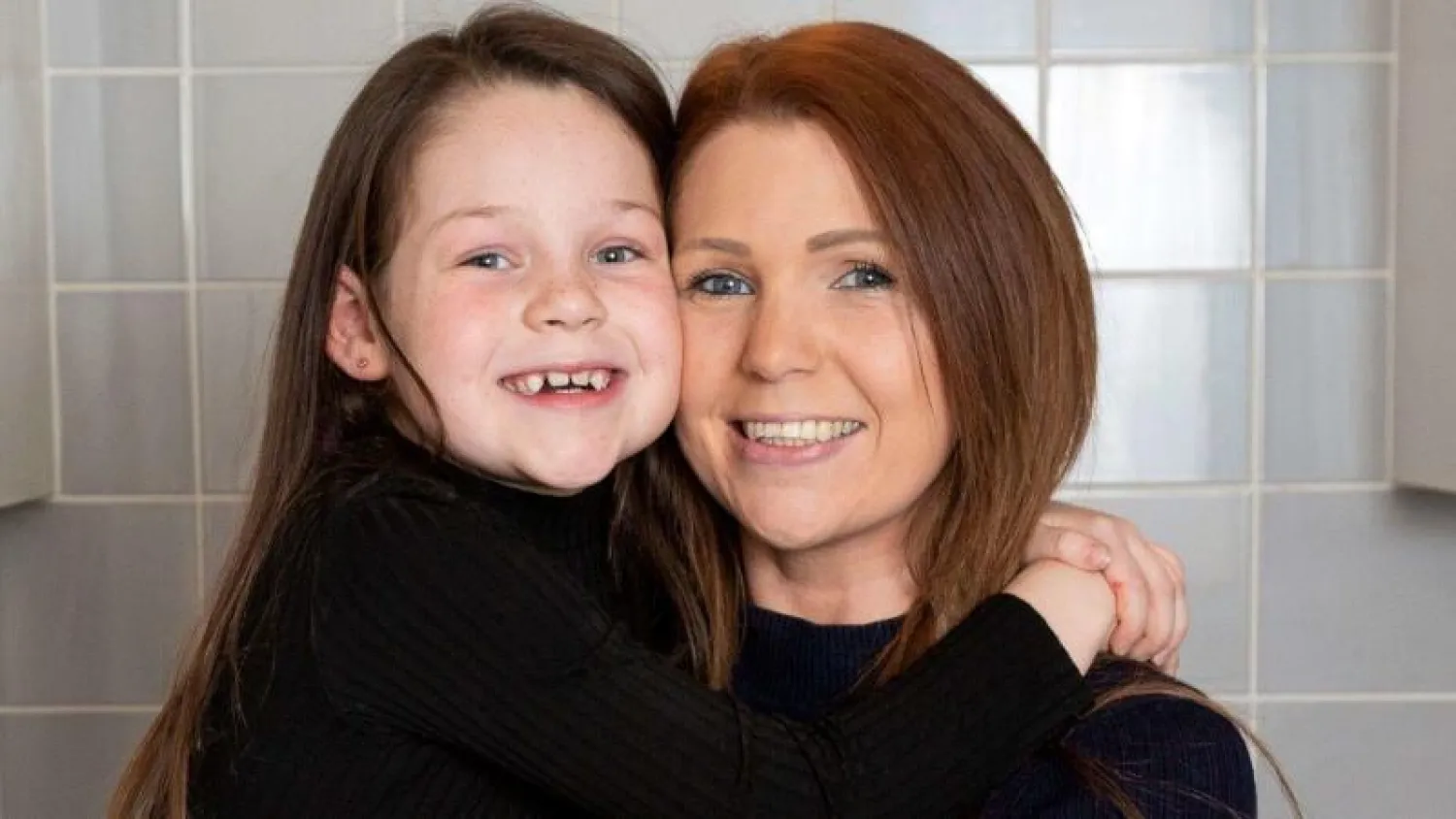 الطفلة جيسيكا كيندر ووالدتها بيكي غرين (فوكس نيوز)