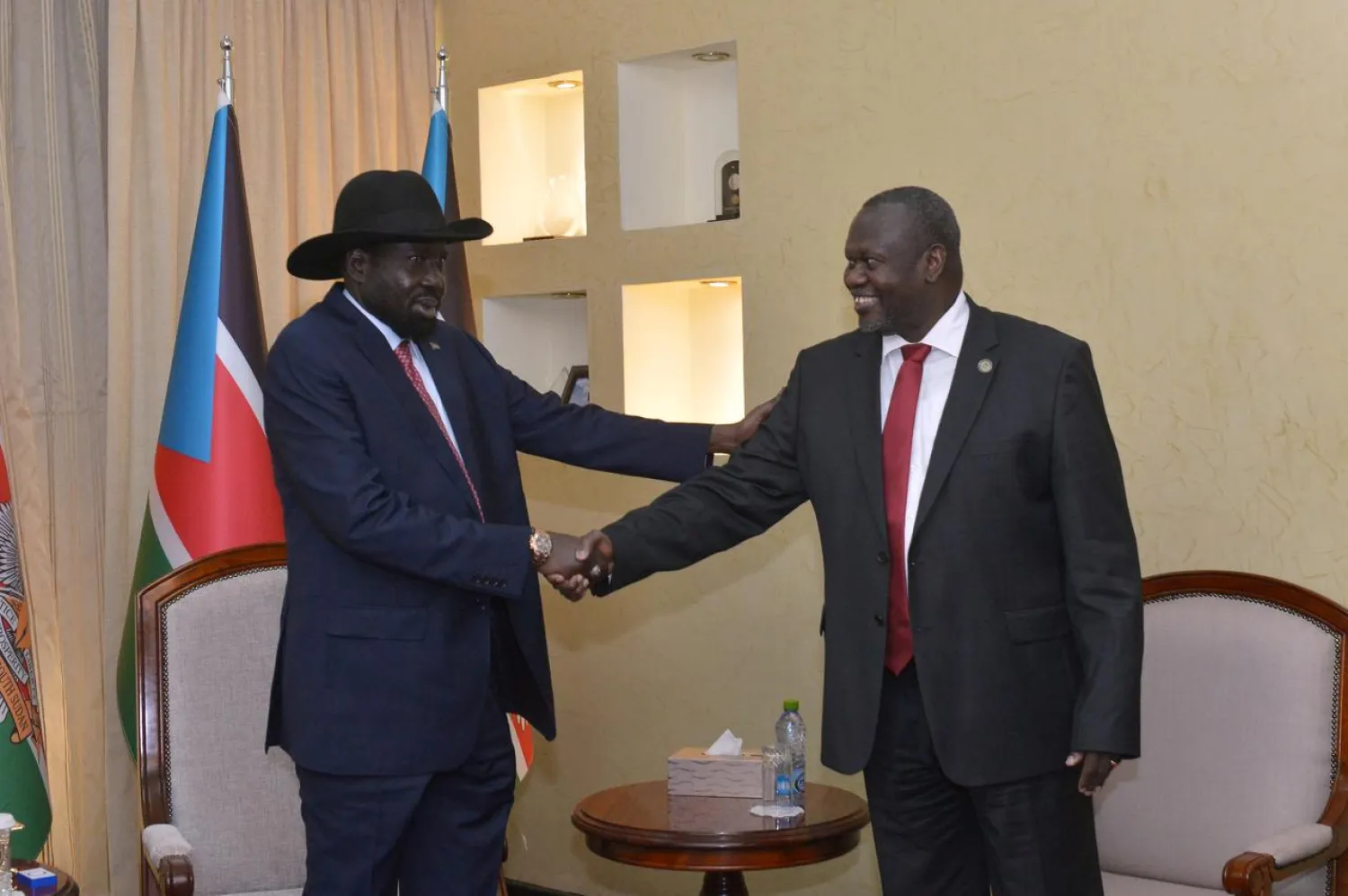 South Sudan's President Salva Kiir Mayardit (L) and Riek Machar, former vice president and rebel leader, shake hands after their meeting in Juba, South Sudan December 17, 2019. (Reuters)