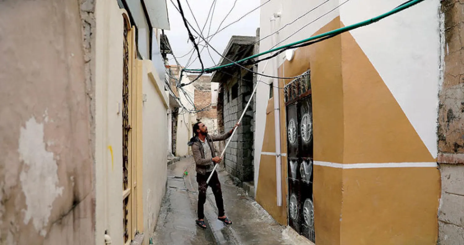 خالد موسى يرمم بيوتاً دمرتها الحرب في الموصل (رويترز)