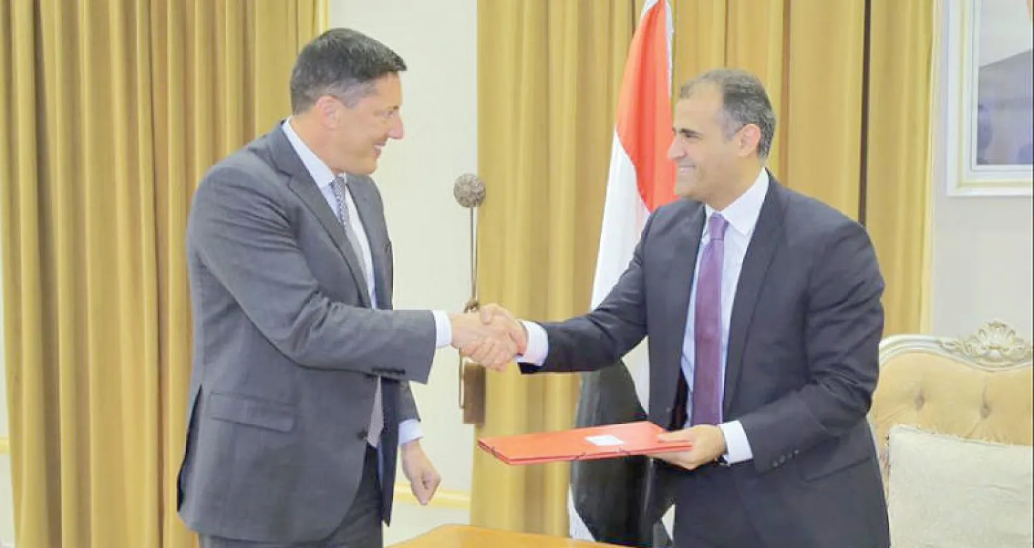 وزير الخارجية اليمني لدى تسلمه أوراق اعتماد السفير السويسري أمس (سبأ)