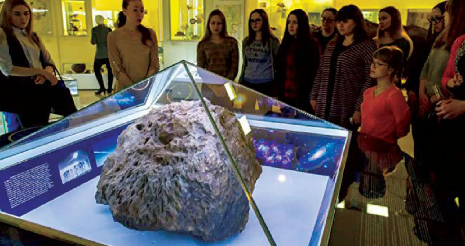 الهرم الزجاجي فوق قطعة النيزك ارتفع وحده ولا تزال أسباب ارتفاعه غامضة حتى الآن