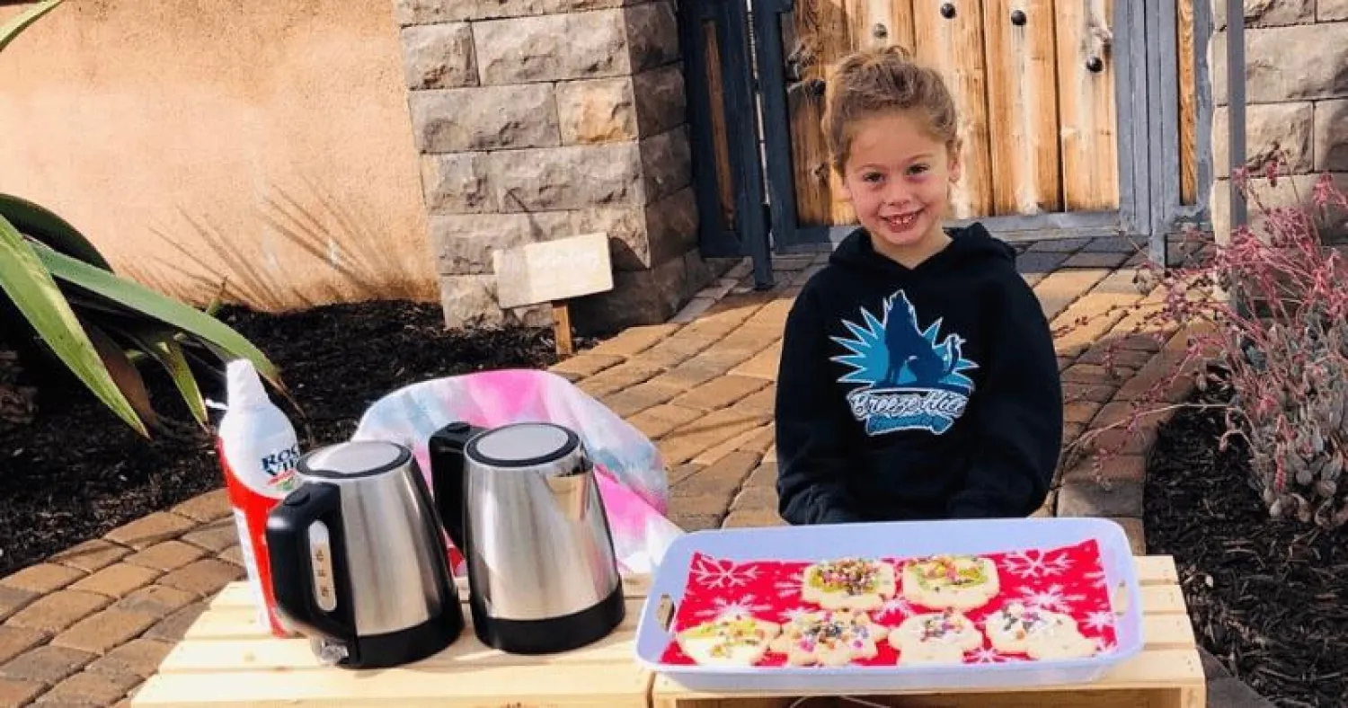 الطفلة كاتلين هاردي أثناء بيعها الكاكاو وعصير التفاح والبسكويت (سي إن إن)