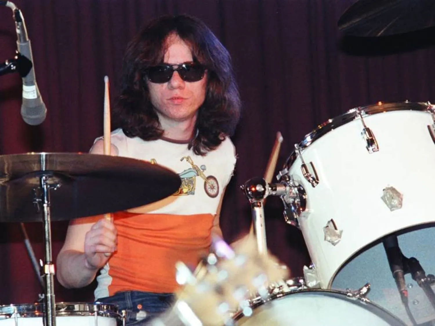 Tommy Ramone performing at The Old Waldorf Nightclub in 1978 in San Francisco, California. ( Getty )