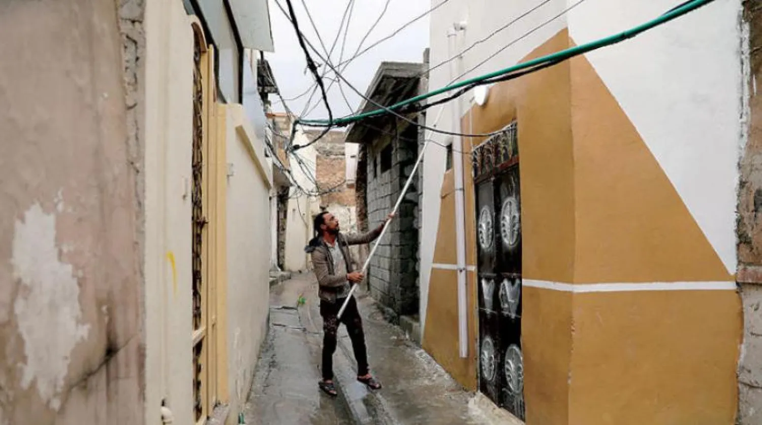 Musul’da savaş döneminde tahrip edilen bir evi yeniden onarıyor (Reuters)