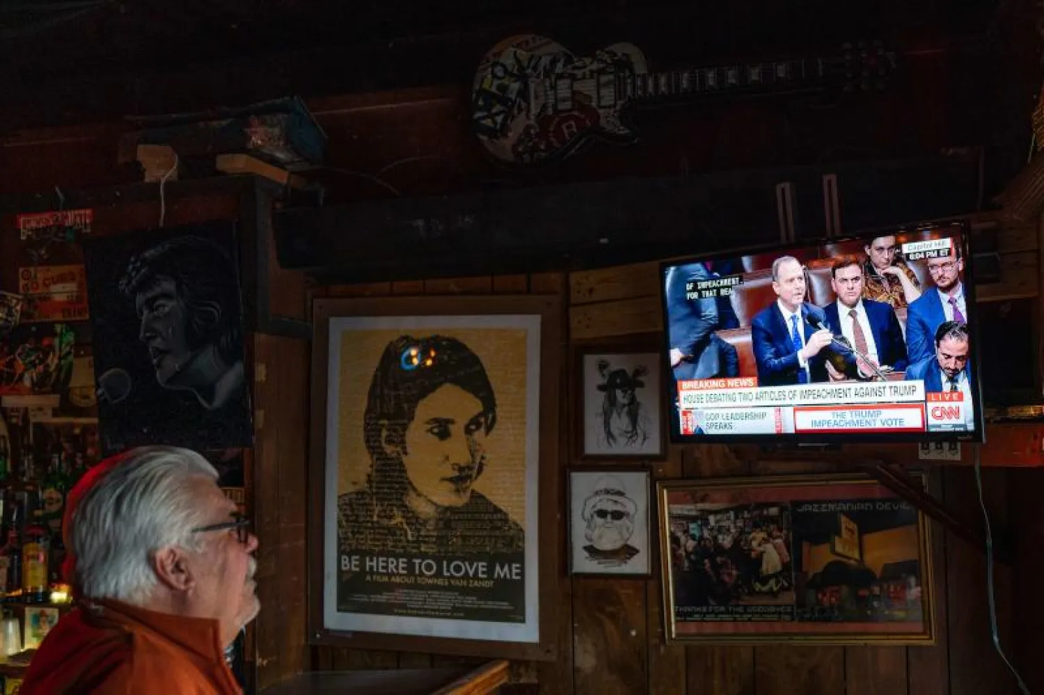 مواطن أميركي يشاهد جلسة التصويت على عزل ترمب (أ.ف.ب)