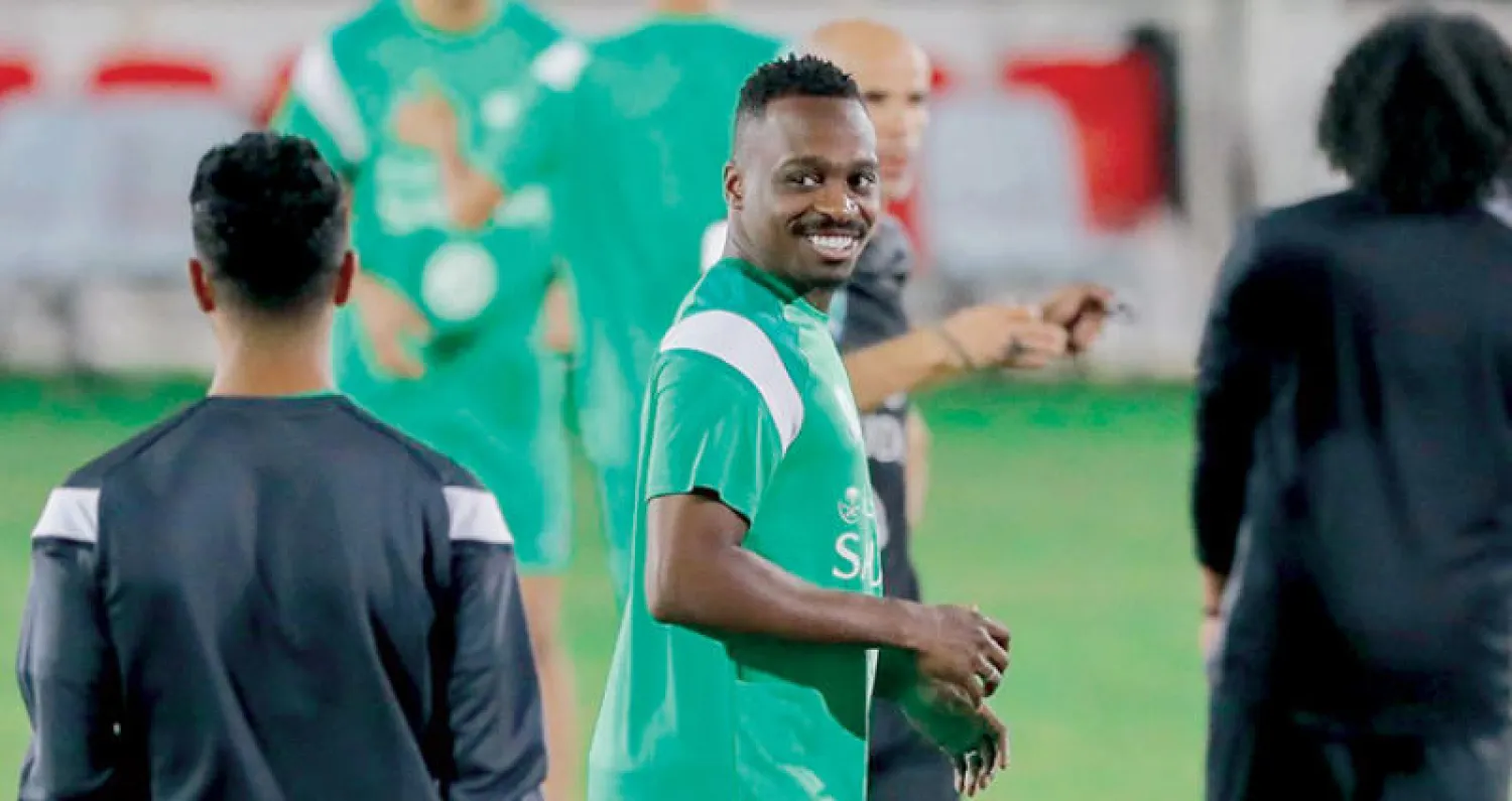 معتز هوساوي العائد من العارض الصحي سيشكل دعامة قوية لدفاع الأهلي (الشرق الأوسط)