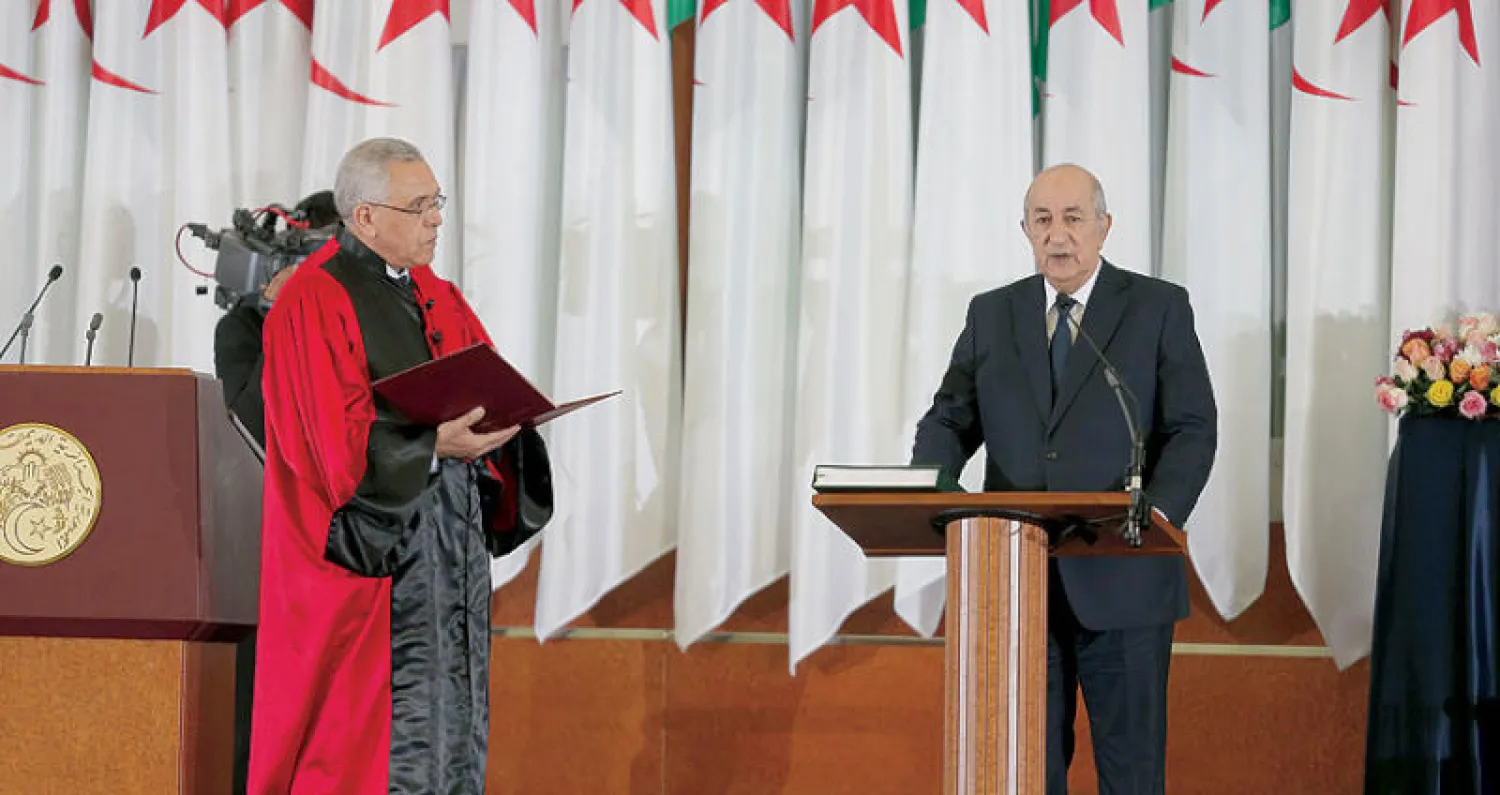 الرئيس الجزائري عبد المجيد تبون خلال حفل أداء اليمين الدستورية في القصر الرئاسي بالعاصمة أمس (أ.ب)