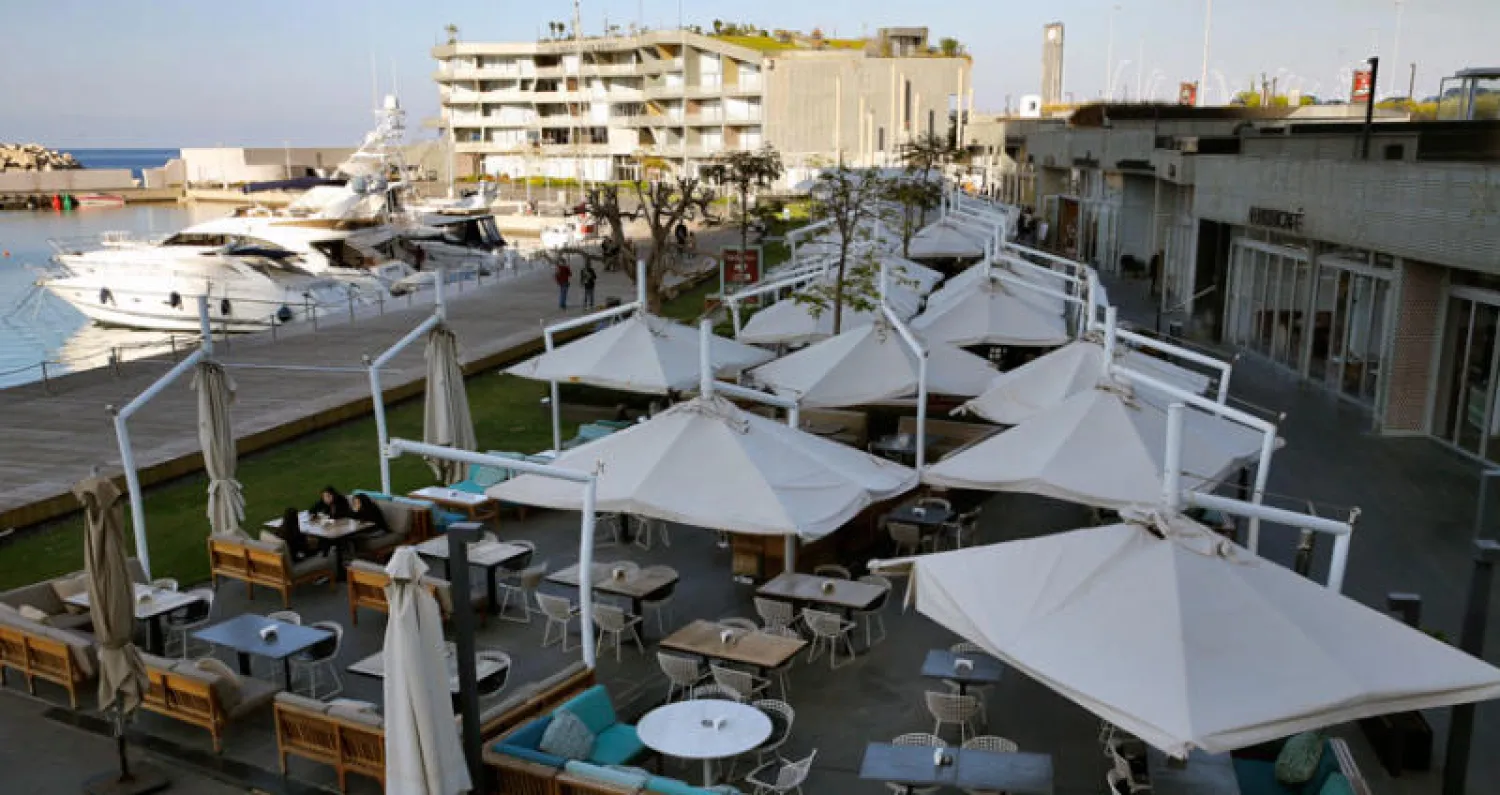 مقاه وسط بيروت شبه خاوية في ظل أزمة خانقة (أ.ب)