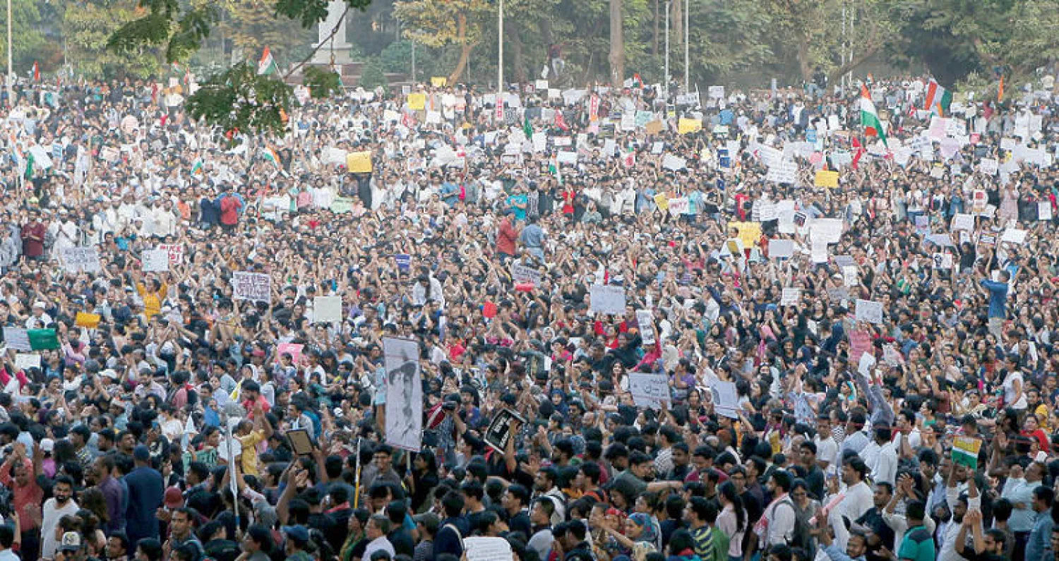 جانب من مظاهرات مومباي أمس (أ.ب)