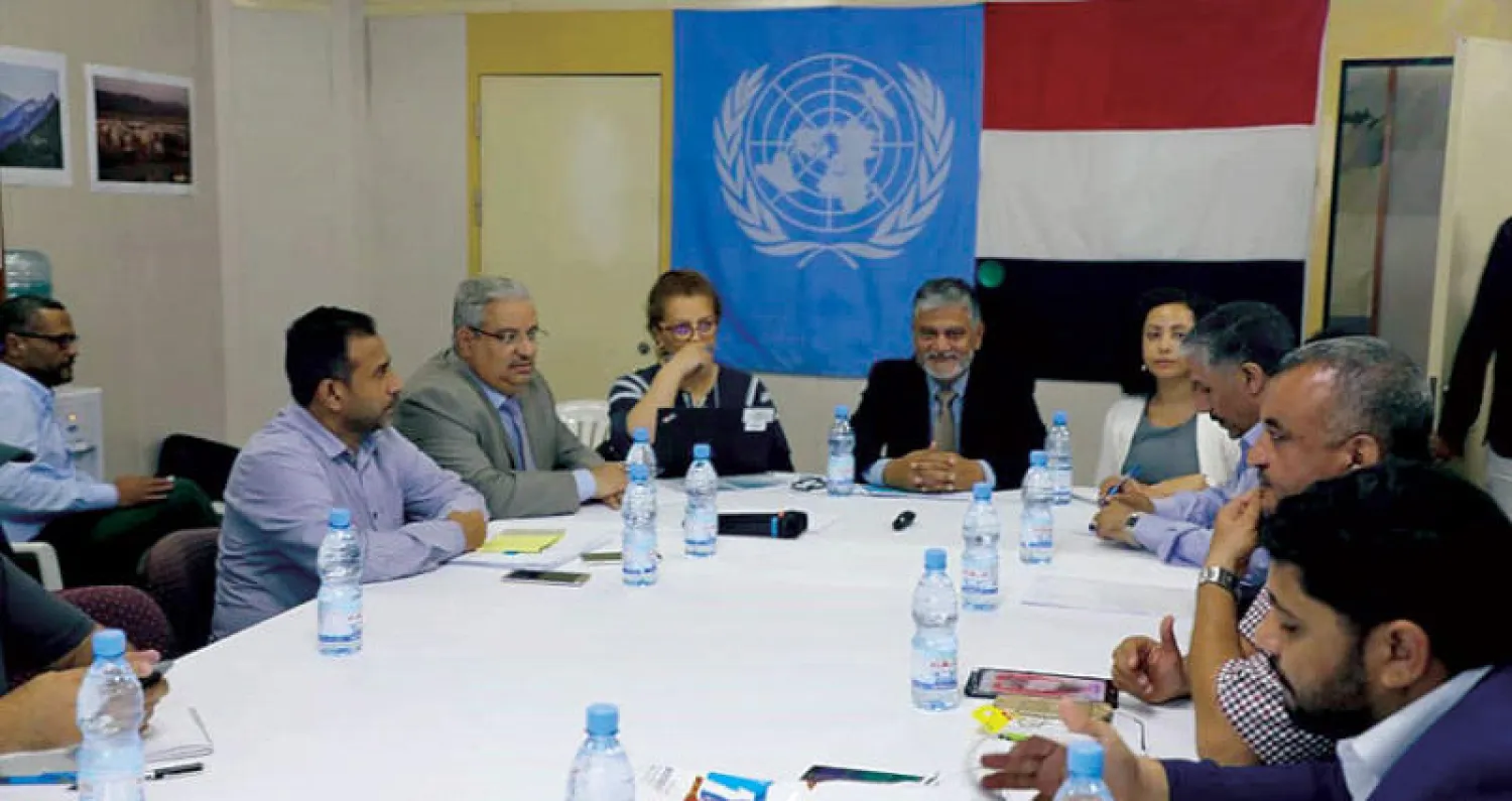 جانب من الاجتماعات التي جرت في السفينة الأممية داخل المياه الدولية  قبالة الساحل الغربي اليمني أمس (الشرق الأوسط)