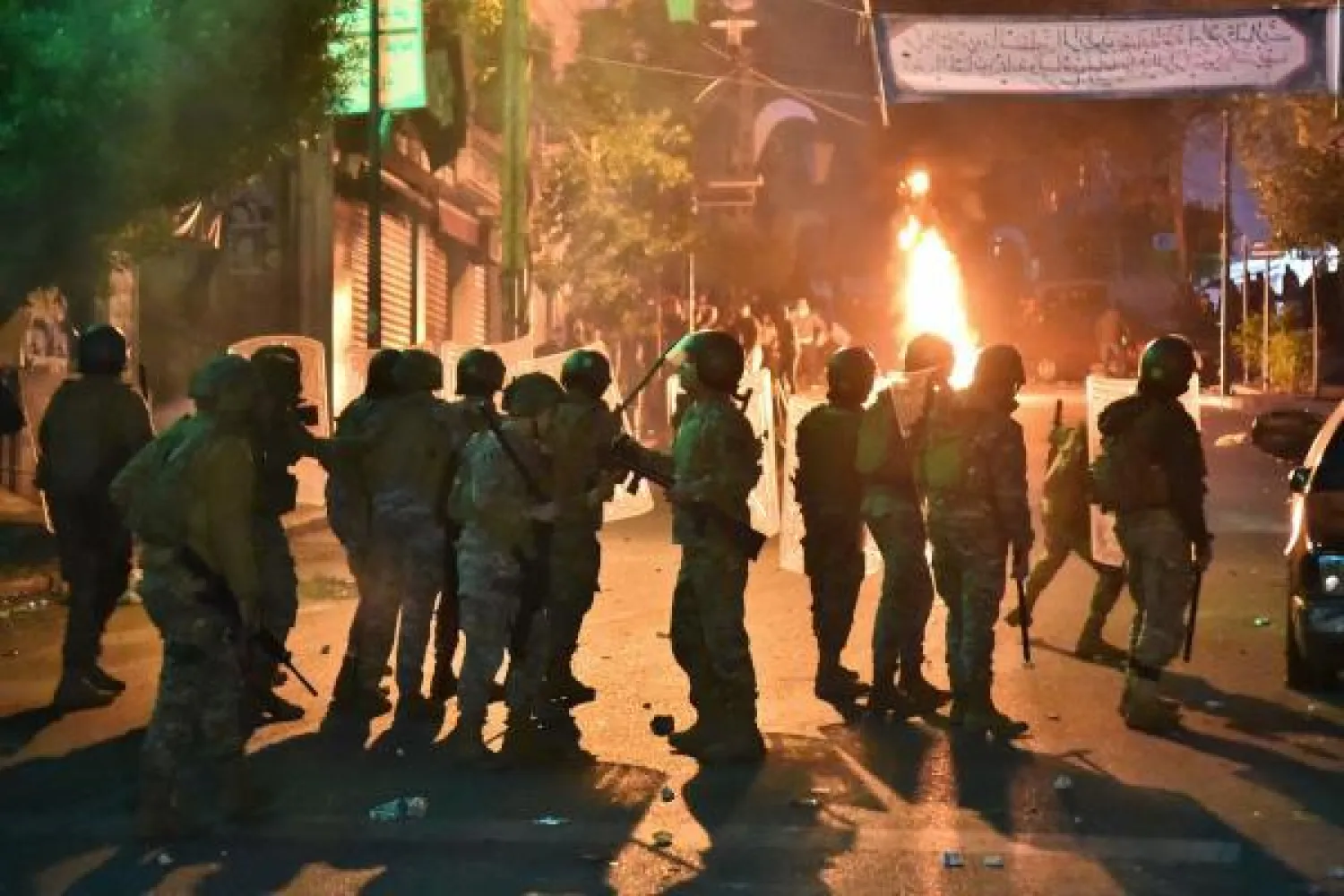 تقوم عناصر وحدات مكافحة الشغب مع عناصر من الجيش بمنع المحتجين من إغلاق الطريق (ا.ف.ب)