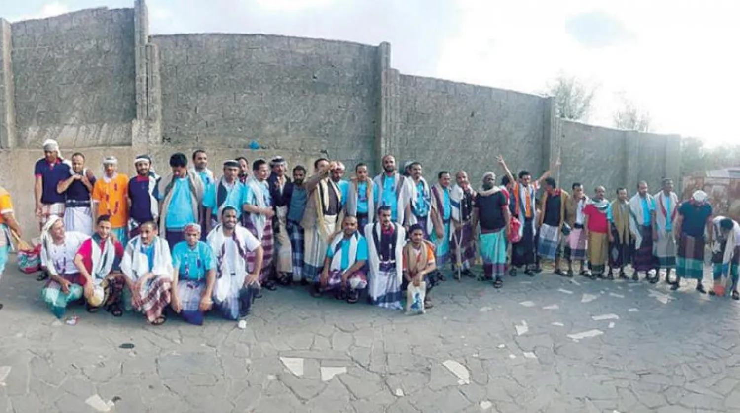 Dün Taiz’de, Husi milislerce tutulanlar arasında serbest bırakılan Yemenli siviller (Şarku’l Avsat)