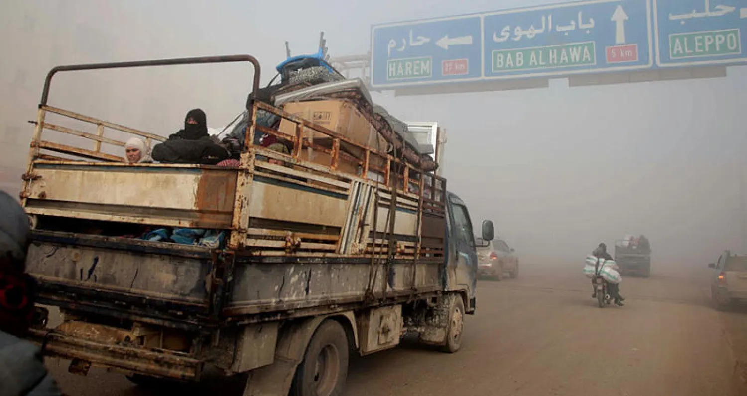 سوريون ينزحون من معرة النعمان في ريف إدلب باتجاه حدود تركيا أمس (أ.ف.ب)