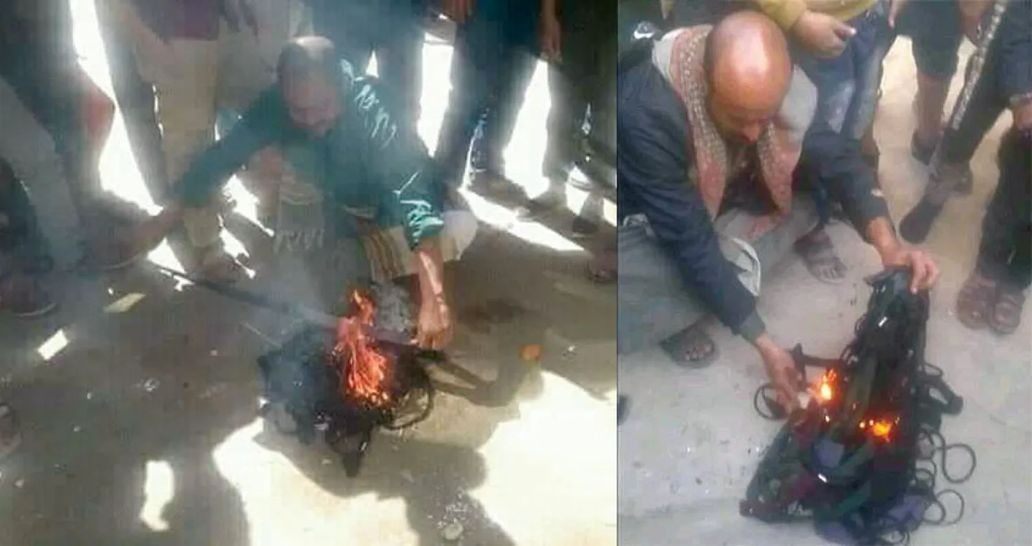 صورتان متداولتان عبر وسائل التواصل الاجتماعي لحوثيين يحرقون ملابس نسائية