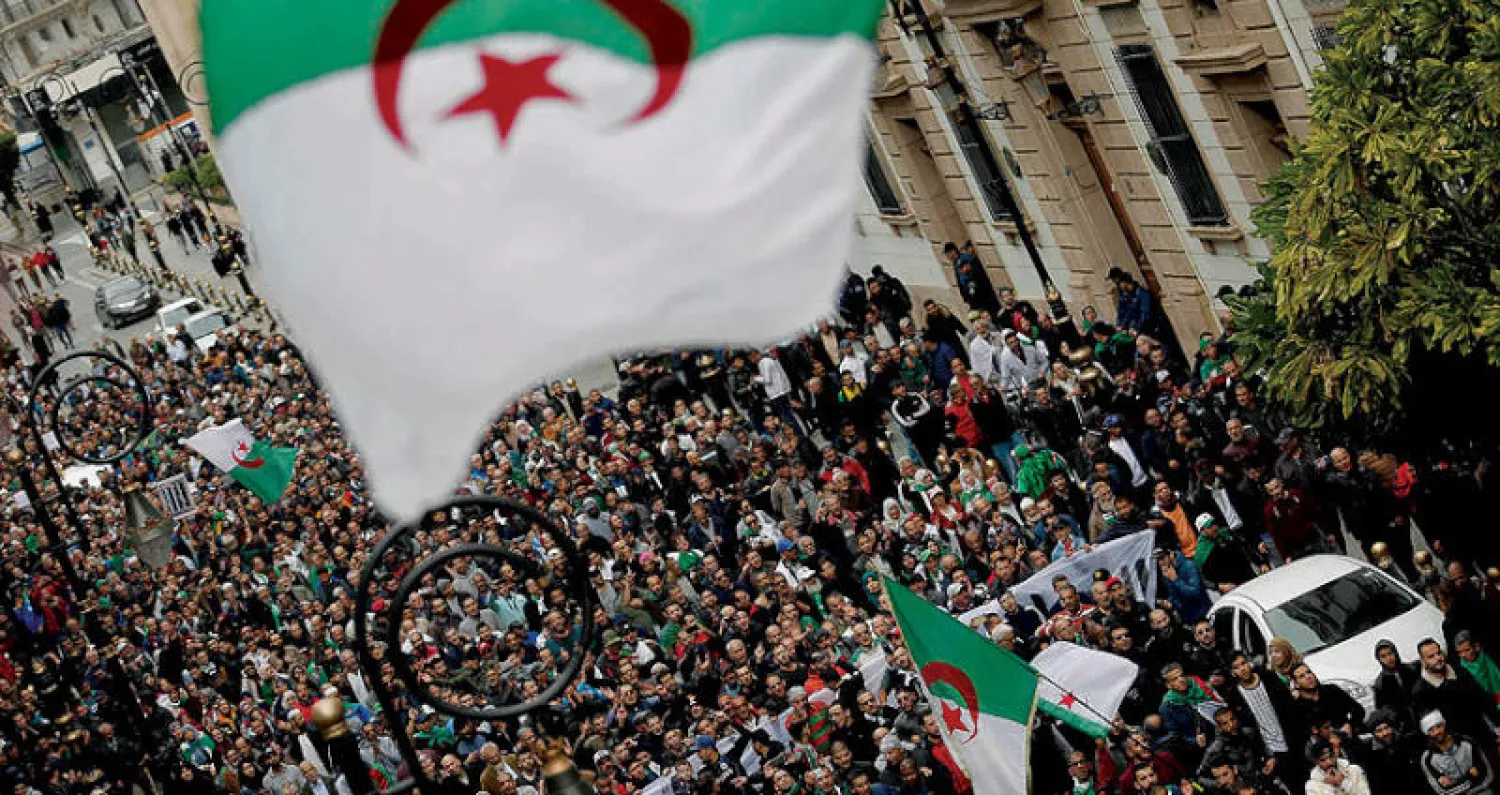 جزائريون يتظاهرون في العاصمة أمس ضد النخبة الحاكمة والرئيس الجديد عبد المجيد تبون (أ.ب)