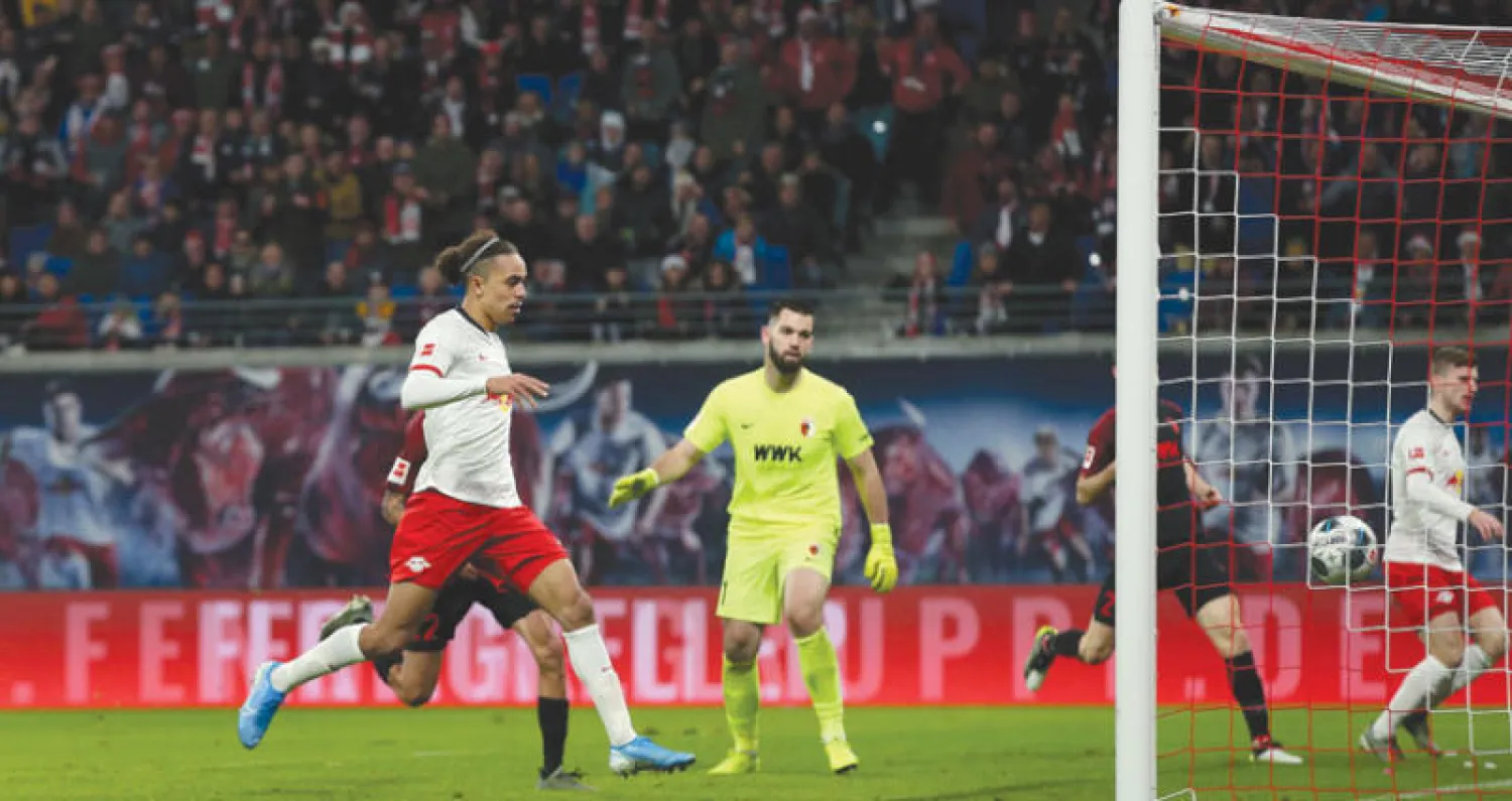 بولسن لاعب لايبزيغ يسجل هدف فريقه الثالث في مرمى أوغسبورغ (أ.ف.ب)