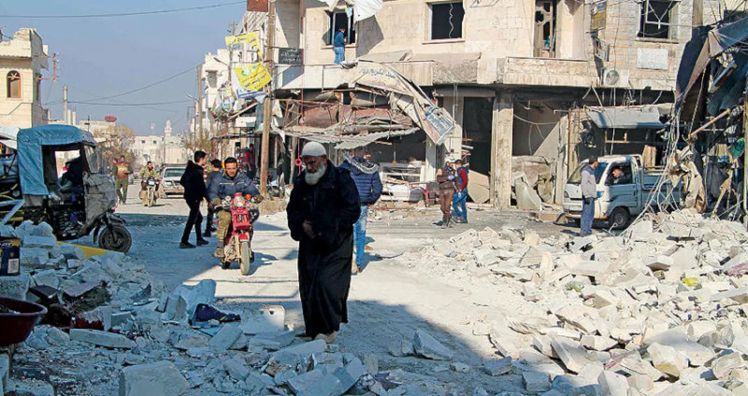 بعد غارة على سراقب في ريف إدلب أمس (أ.ف.ب)